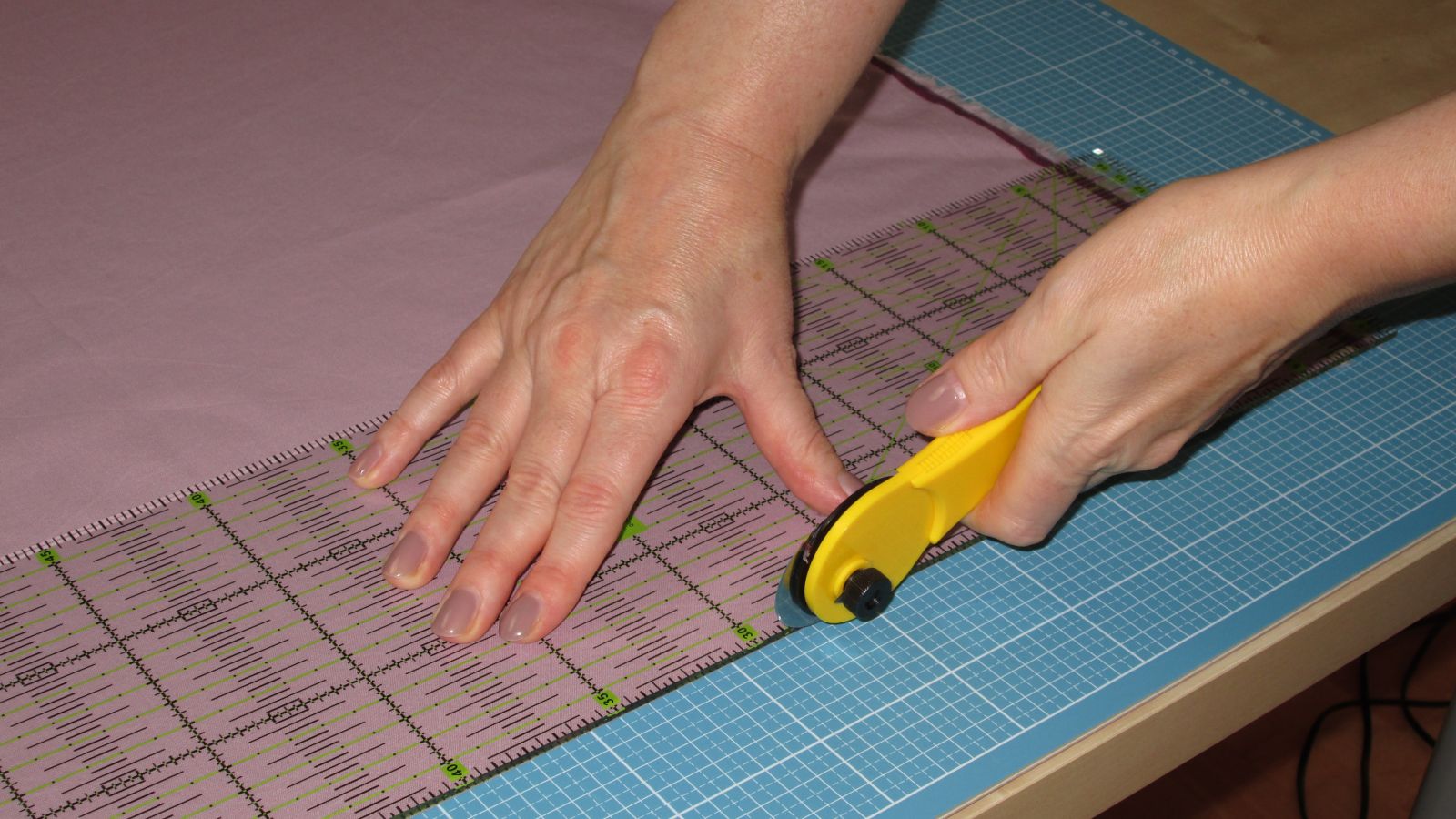 9-rolling_cutter_yardage_cuttiing_quilt